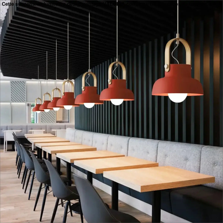 Suspension luminaire design vintage rouge avec fixations métal laiton pour salle à manger moderne par haloria