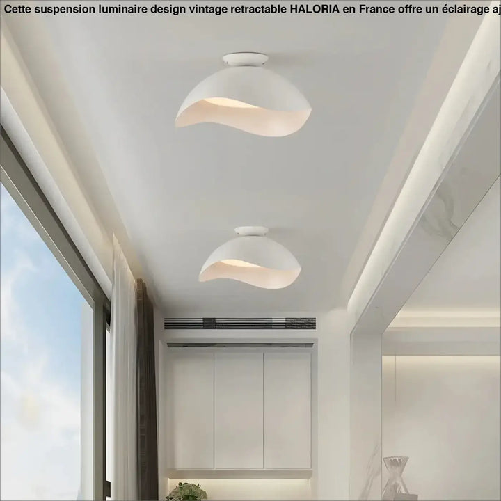Deux lampes blanches modernes suspendues suspension luminaire design vintage avec abat-jours ondulés diffusant une lumière chaude