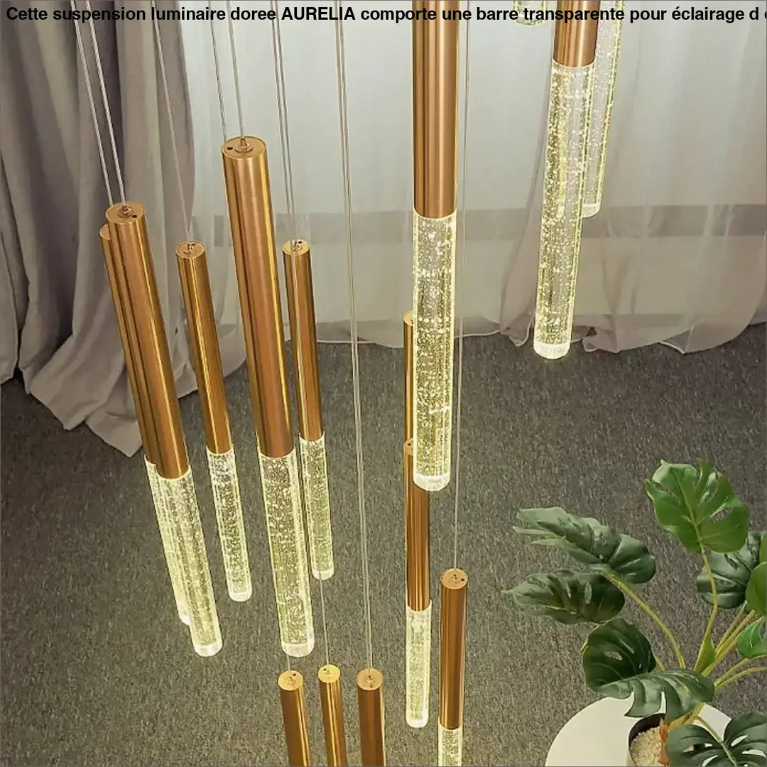 Suspension luminaire dorée avec une barre transparente pour escalier

