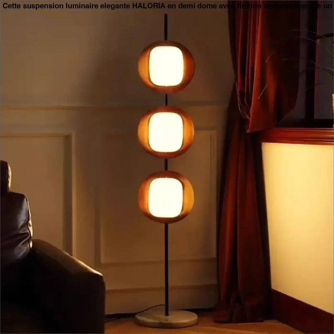 Lampadaire triom moderne avec trois abat-jours circulaires lumineux en bois chaud sur poteau en fer type noir et socle marbre