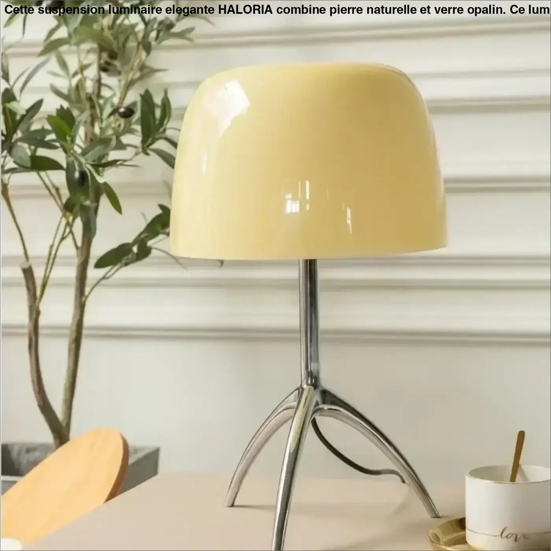 Lampe de table lakko en céramique crème brillante avec base trépied en chrome élégante et moderne