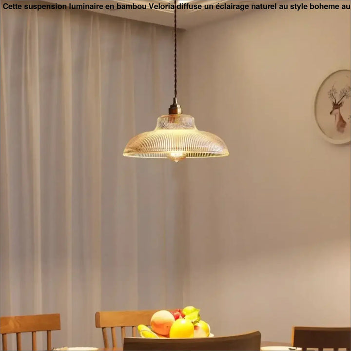 Suspension luminaire vynz en verre côtelé ton chaud avec fixation métal finition laiton et cordon noir pour zone déclairage optimale