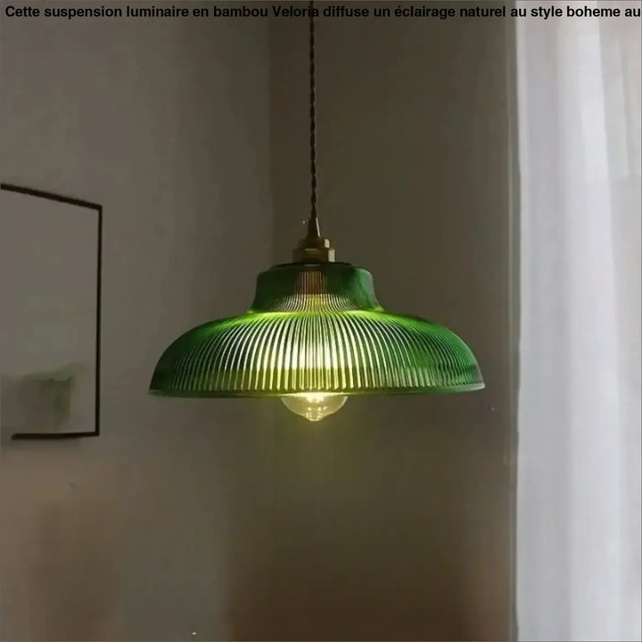 Suspension luminaire vynz en verre côtelé vert avec ferrures en laiton pour une zone d’éclairage optimale mètres carrés