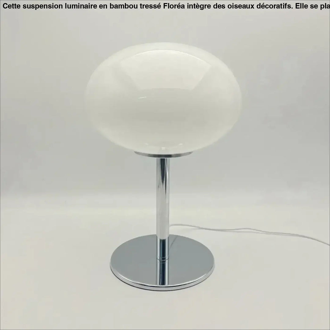 Lampe de chevet bonia avec globe en verre opalin blanc brillant sur socle chrome pour une lumière douce et style minimaliste