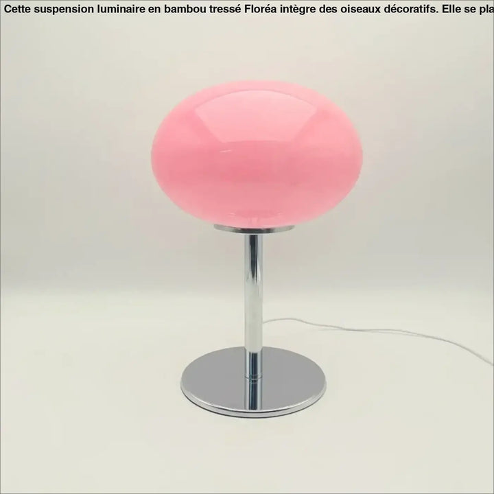 Lampe de chevet bonia avec lumière douce, sphère en verre rose glossy et base chrome pour décoration intérieure minimaliste