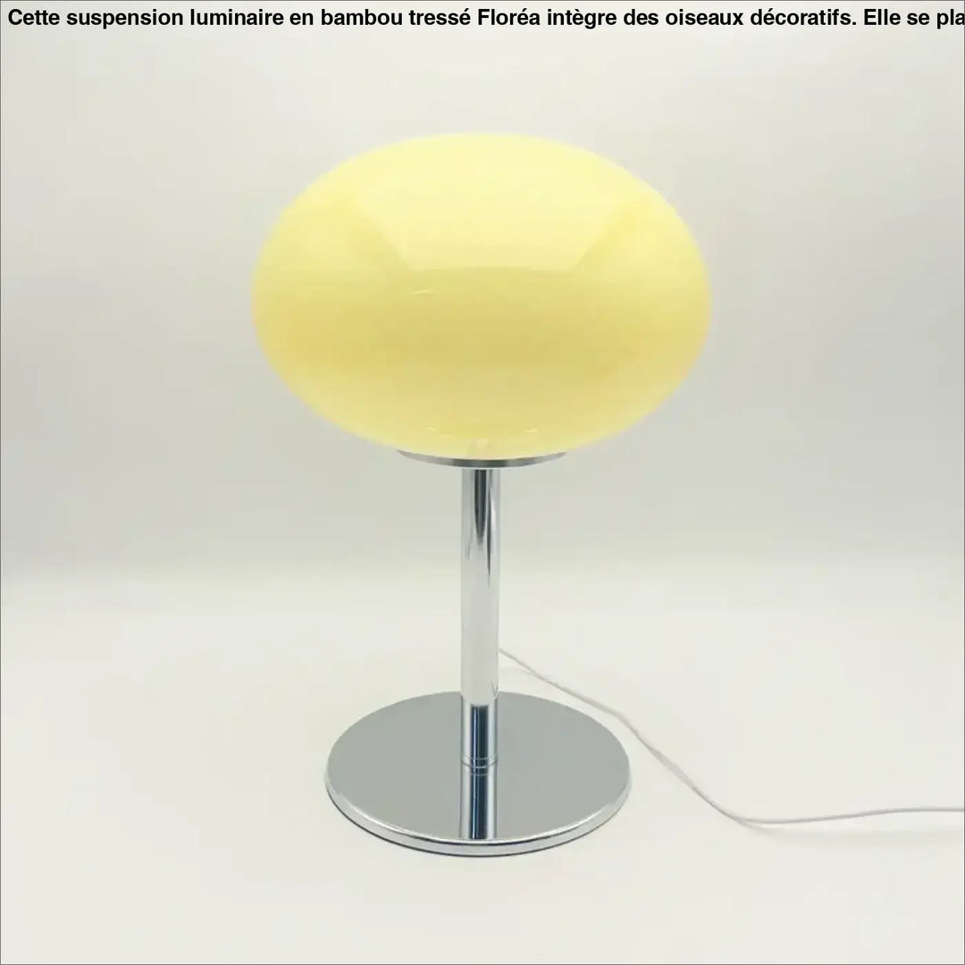 Lampe de chevet bonia avec abat-jour ovale jaune pâle, tige et base en chrome, parfaite pour une lumière douce et décoration intérieure minimaliste