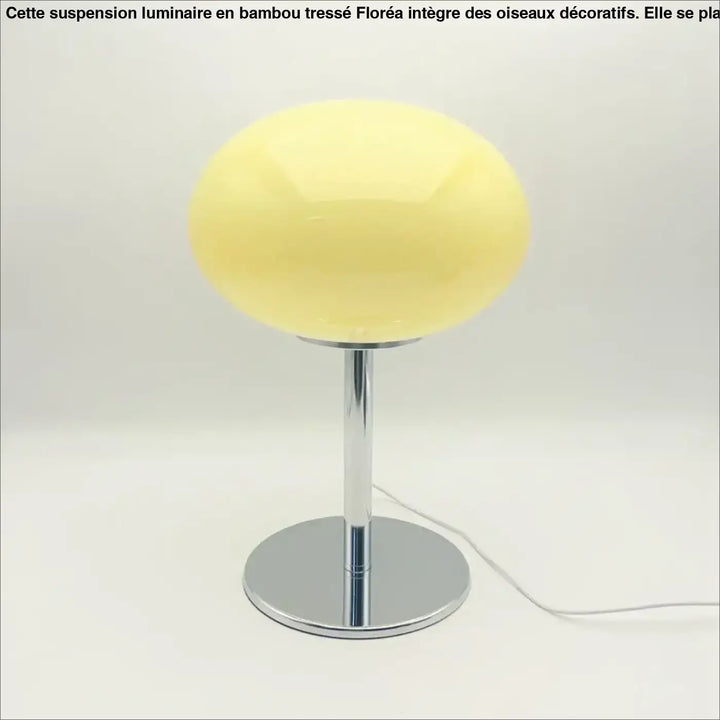 Lampe de chevet bonia avec abat-jour ovale jaune pâle, tige et base en chrome, parfaite pour une lumière douce et décoration intérieure minimaliste