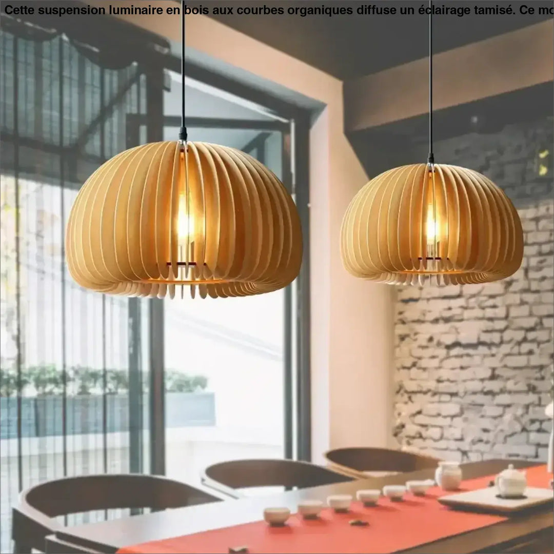 
Suspension luminaire en bois aux courbes organiques et ajourées

