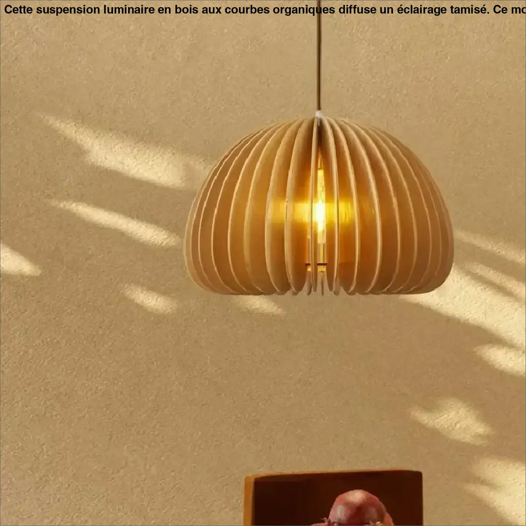 Suspension luminaire en bois aux courbes organiques et ajourées

