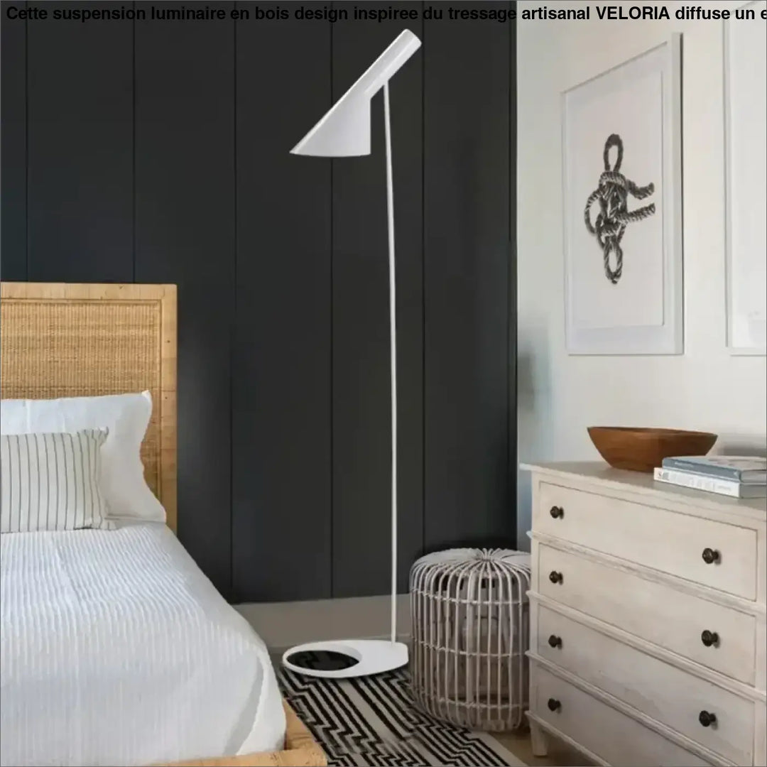 Lampadaire aluna blanc avec design minimaliste à abat-jour angulaire et pied slender pour éclairage moderne