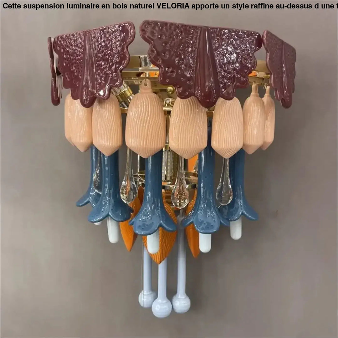 Applique murale design avec dessus en céramique bordeaux texturée et pampilles colorées en verre pêche et fleurs en porcelaine bleue