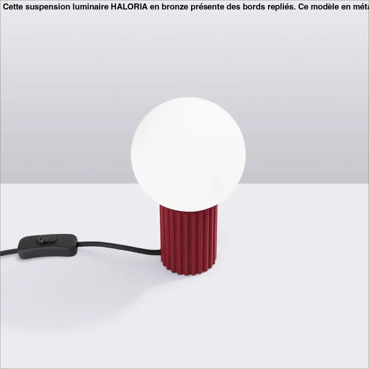 Lampe a poser halo bordeaux avec base bordeaux cannelée et abat-jour sphérique blanc reliés par cordon noir avec interrupteur
