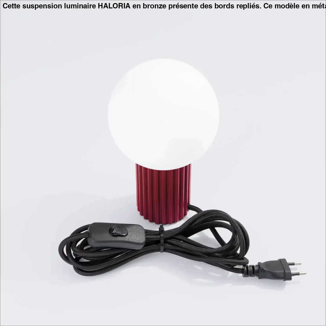 Lampe a poser halo bordeaux avec abat-jour sphérique en verre opalin et base cylindrique texturée rouge bordeaux