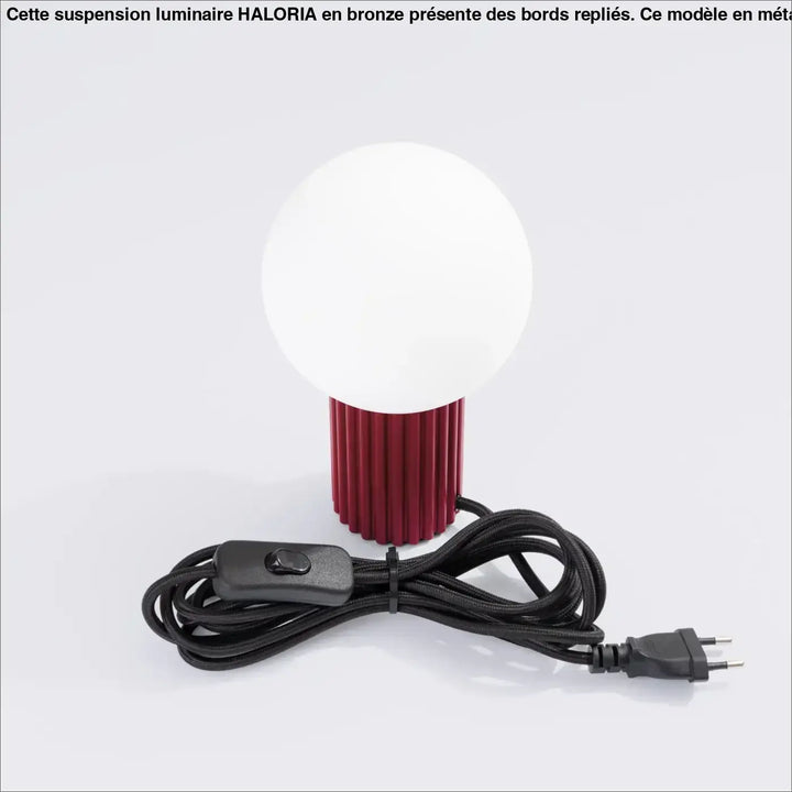 Lampe a poser halo bordeaux avec abat-jour sphérique en verre opalin et base cylindrique texturée rouge bordeaux