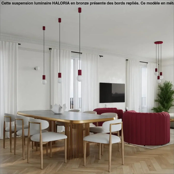 Lampe a poser halo bordeaux sur table de salle à manger dorée avec plateau en marbre et base à lames verticales