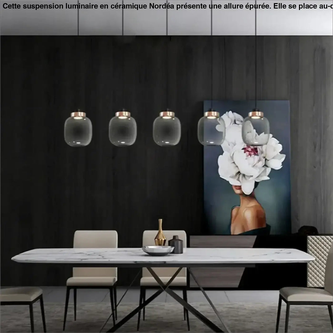 Suspension luminaire mistral avec cinq suspensions en verre gris fumé et accents en laiton au-dessus dune table en marbre