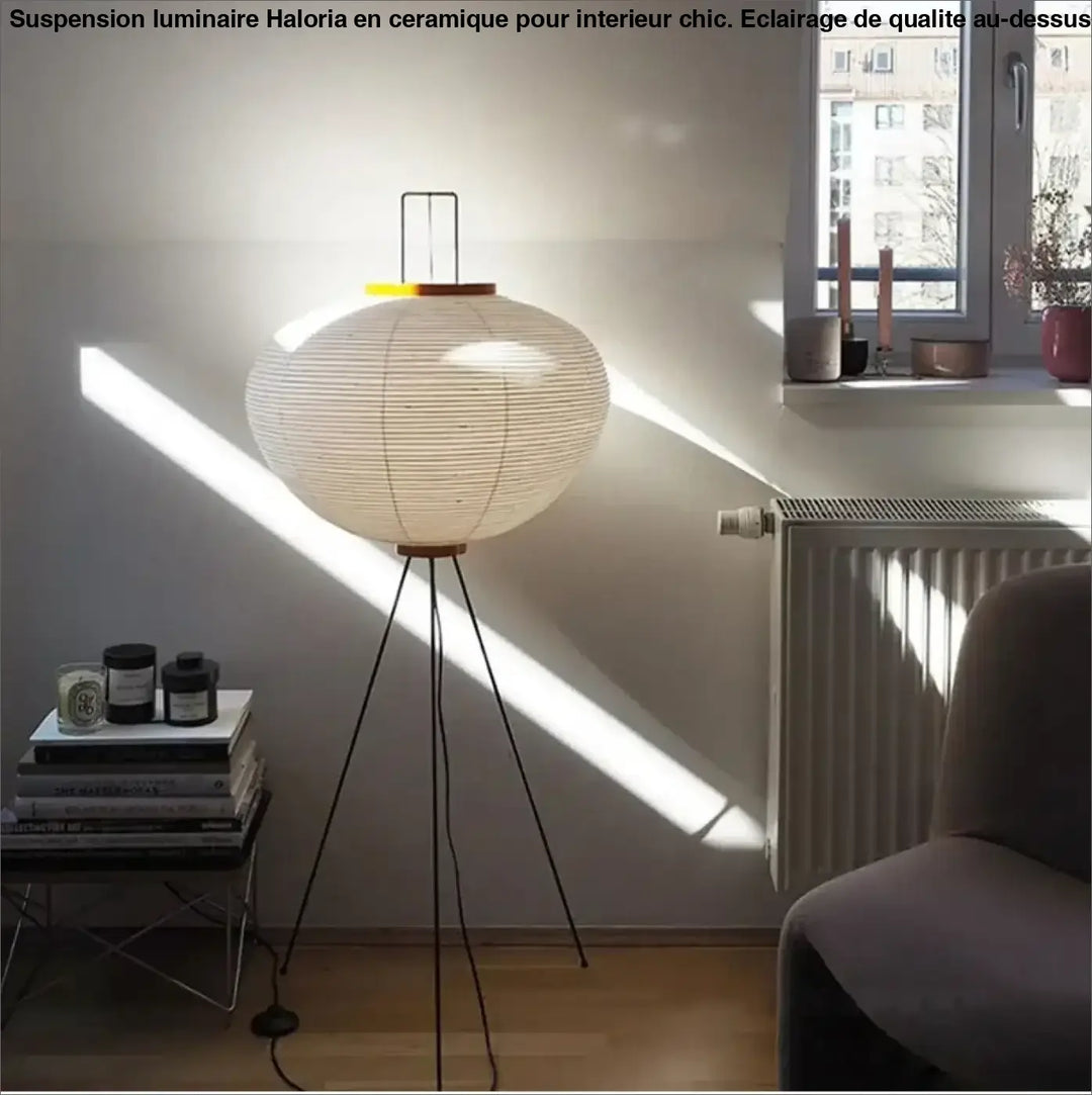 Lampadaire chloe avec base tripode noire et abat-jour sphérique en papier blanc design élégant plus qu’un simple luminaire
