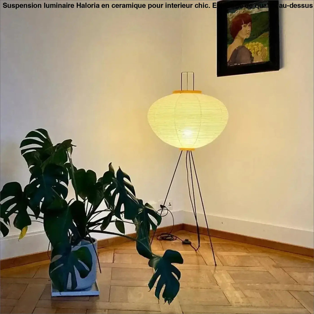 Lampadaire chloe avec base tripode et design élégant en papier chauffant pour une ambiance chaleureuse plus qu’un simple luminaire