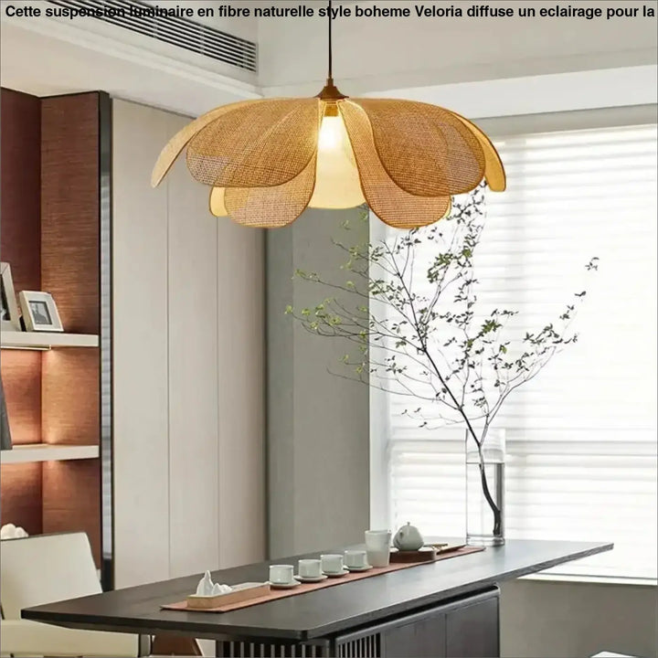 Suspension luminaire en fibre naturelle style boheme avec design floral délicat au-dessus de la table à manger