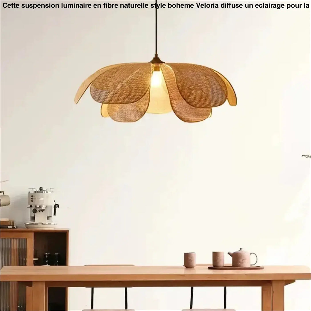 Suspension luminaire en fibre naturelle style boheme avec design fleur en rotin ton chaud suspendue au plafond