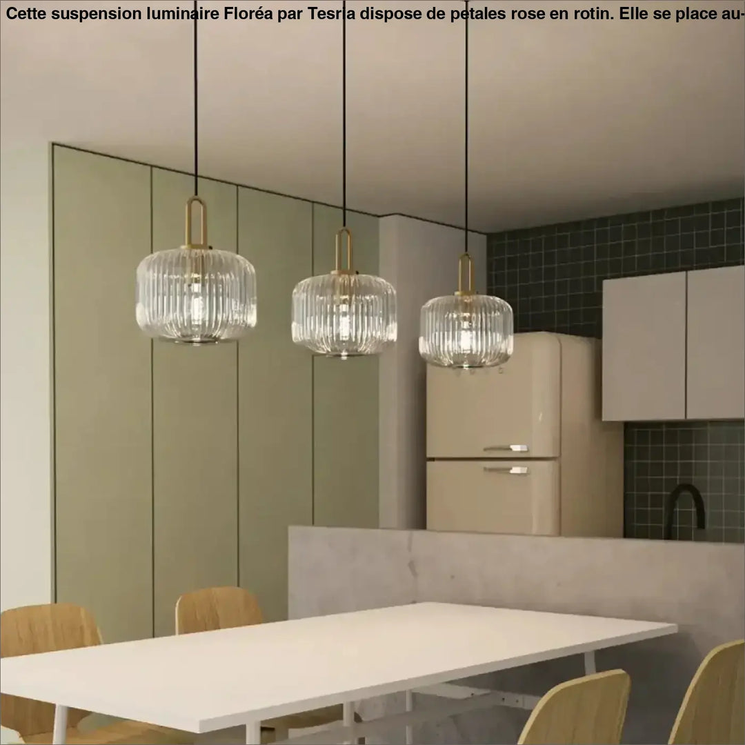 Suspension luminaire avec abat jour en verre et suspension dorée

