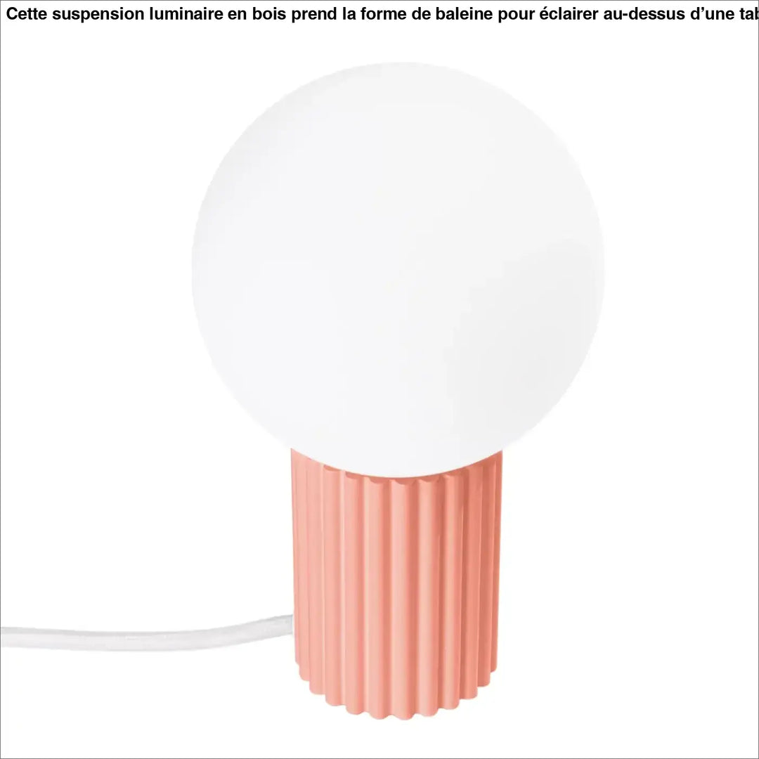 Lampe à poser halo peach avec abat-jour sphérique en verre dépoli blanc et base côtelée corail moderne