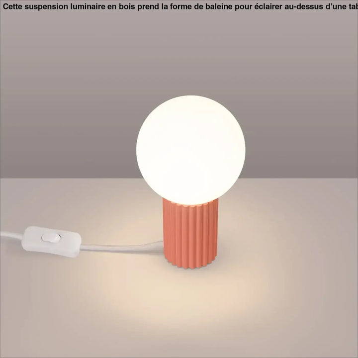 Lampe a poser halo peach avec base corail texturée cylindre et ampoule sphérique blanche lumineuse moderne