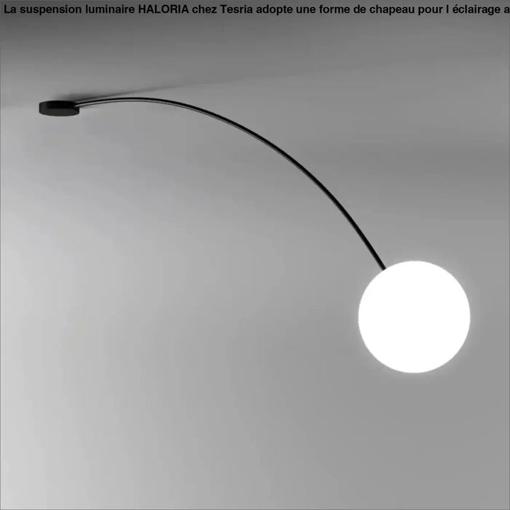 Suspension luminaire haloria avec bras courbé noir et globe en verre blanc pour éclairer au-dessus d’une table ou d’un coin salon
