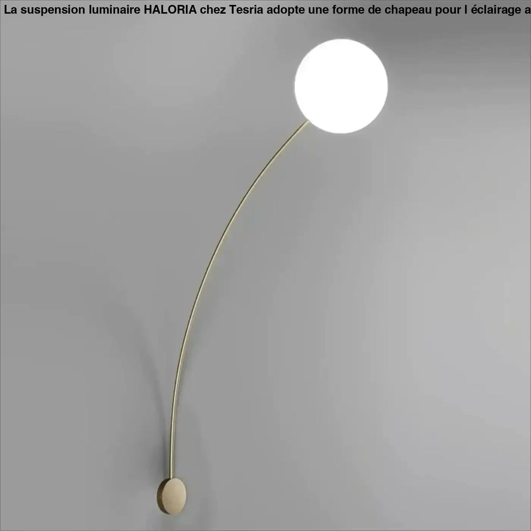 Suspension luminaire haloria en forme de chapeau avec tige métallique courbée et ampoule sphérique blanche pour au-dessus d’une table ou d’un coin salon