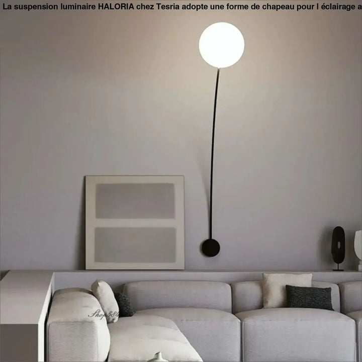 Suspension luminaire haloria avec bras noir courbé et ampoule sphérique blanche pour éclairer au-dessus d’une table ou d’un coin salon