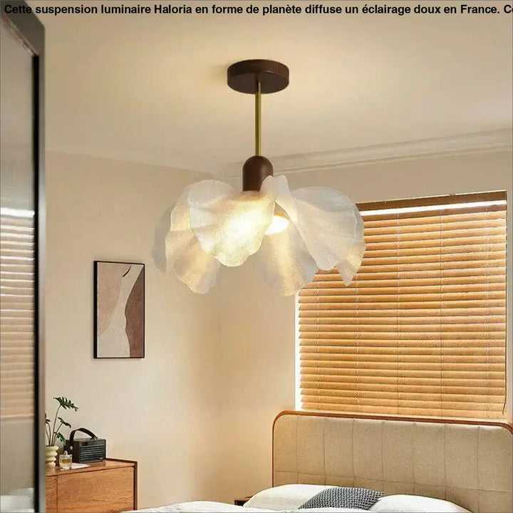 Suspension luminaire vanis en tissu blanc translucide avec finition bois foncé et laiton design aux pétales aériens