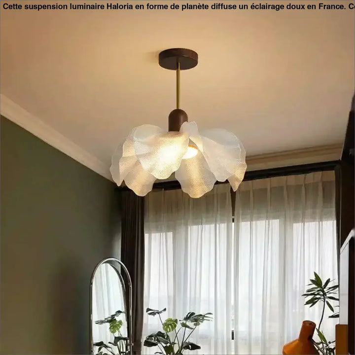 Suspension luminaire vanis en verre crème délicat avec design aux pétales aériens et accents métal laiton