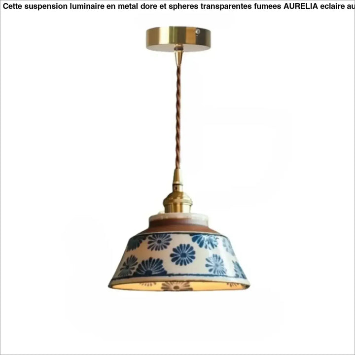 Photos montrent une suspension luminaire nara en céramique bleue et blanche à motifs floraux suspendue par un cordon en laiton torsadé