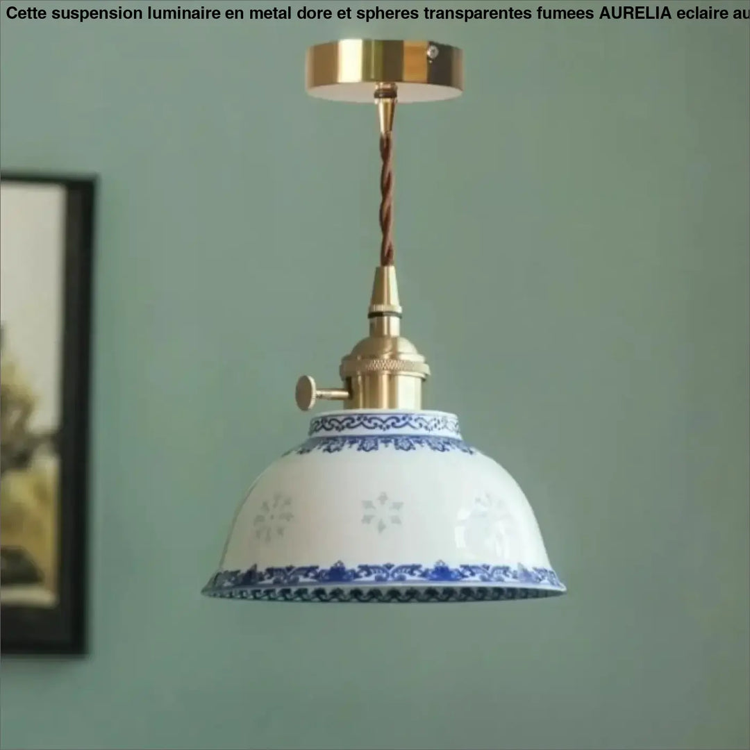 Photos montrent une suspension luminaire nara en céramique blanche avec motifs bleus et câblage cuivre torsadé