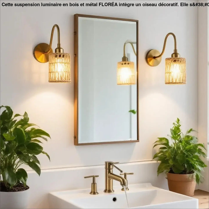 Suspension luminaire en métal et bois avec oiseau et applique en laiton avec abat-jour en verre texturé au-dessus d’une table