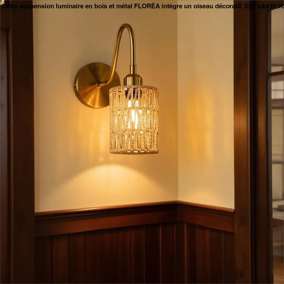 Suspension luminaire en métal et bois avec oiseau, finition laiton, abat-jour en rotin tissé pour coin salon ou au-dessus d’une table