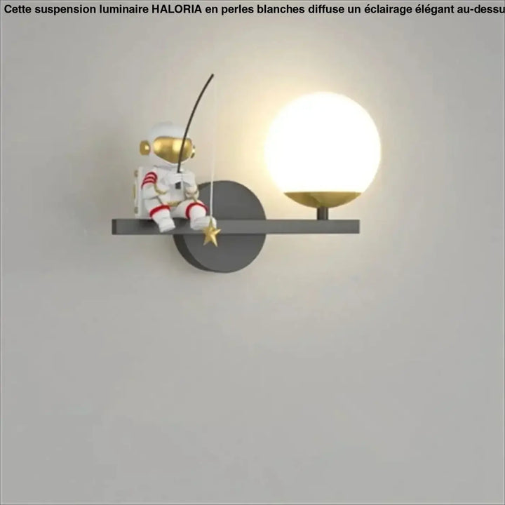 Applique murale enfantine alora figurine astronaute blanche or et rouge sur sconce grise avec lampe sphérique lumineuse