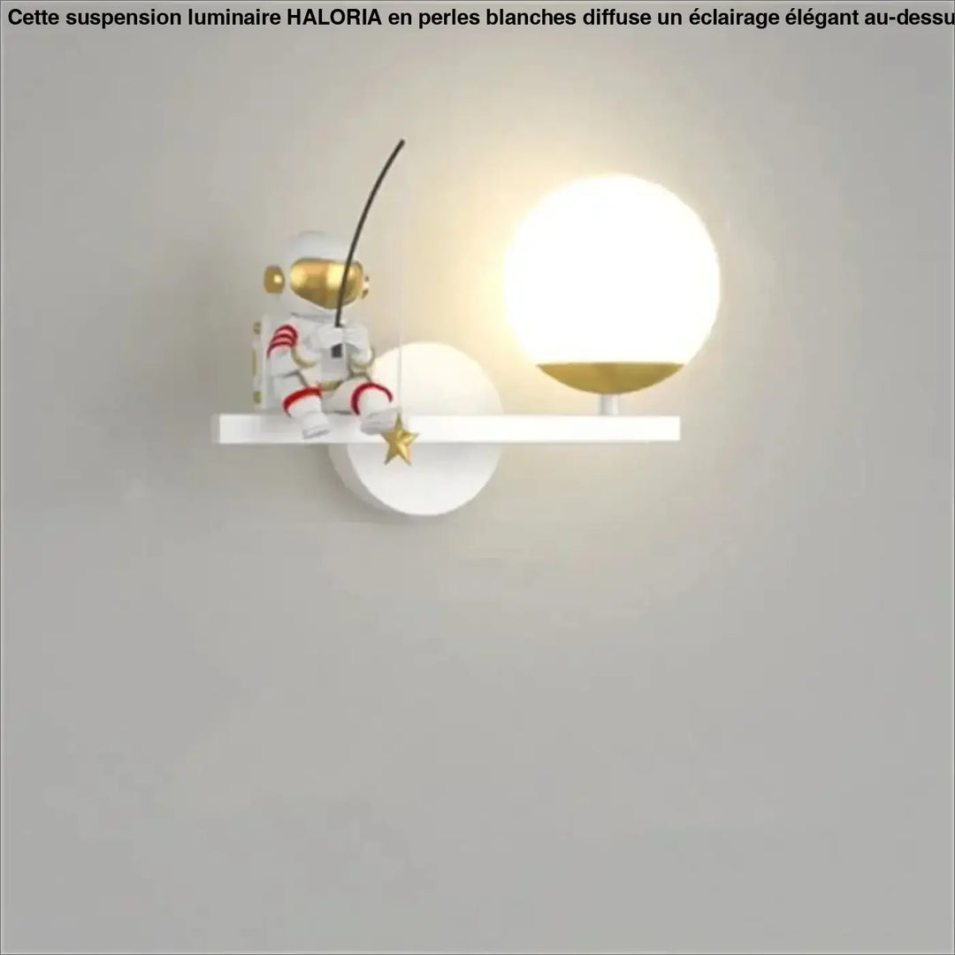 Applique murale enfantine blanche et or avec un globe lumineux thème astronaute pour décoration murale ALORA