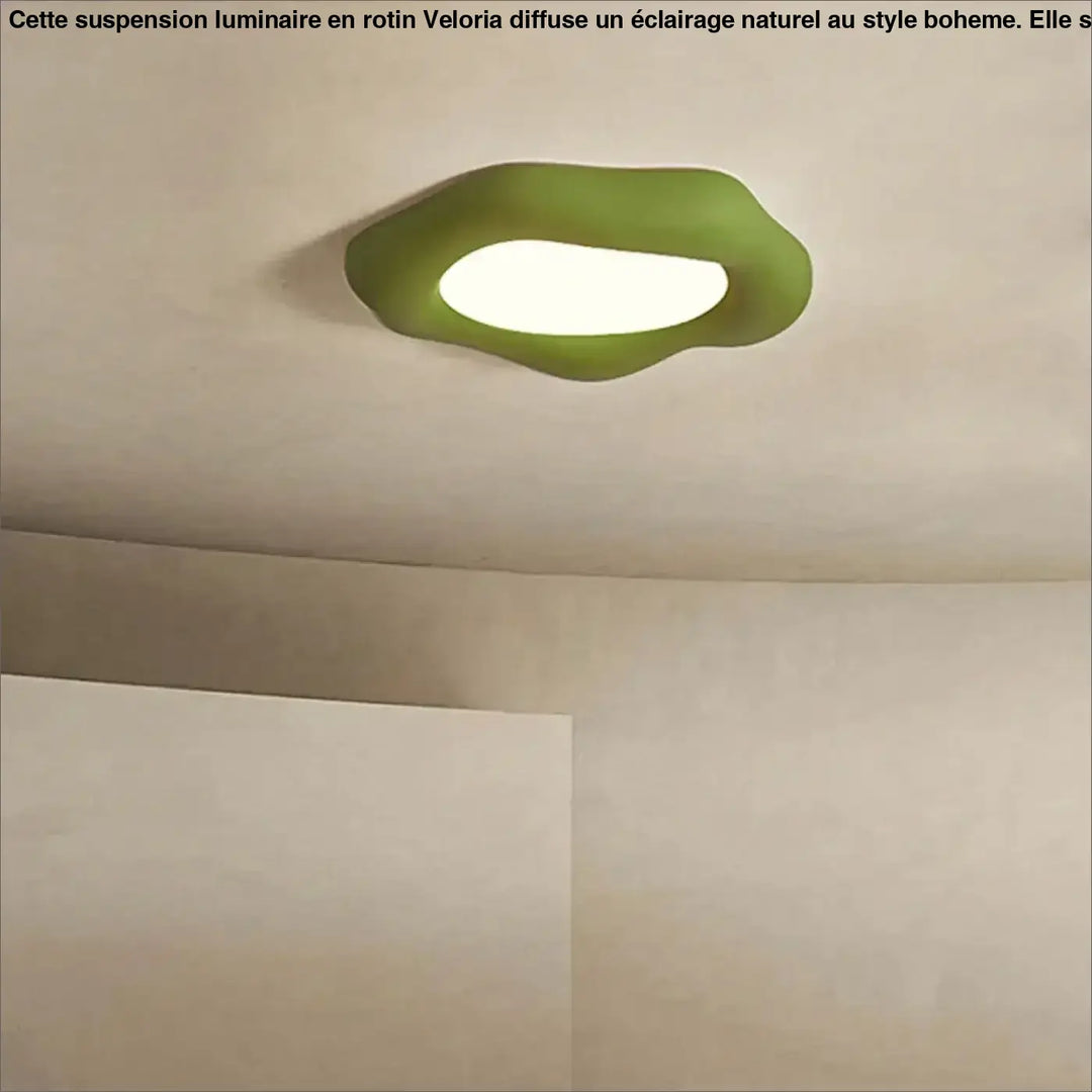 Luminaire plafonnier nuage design asymétrique vert mat avec forme organique ovale et centre lumineux intégré