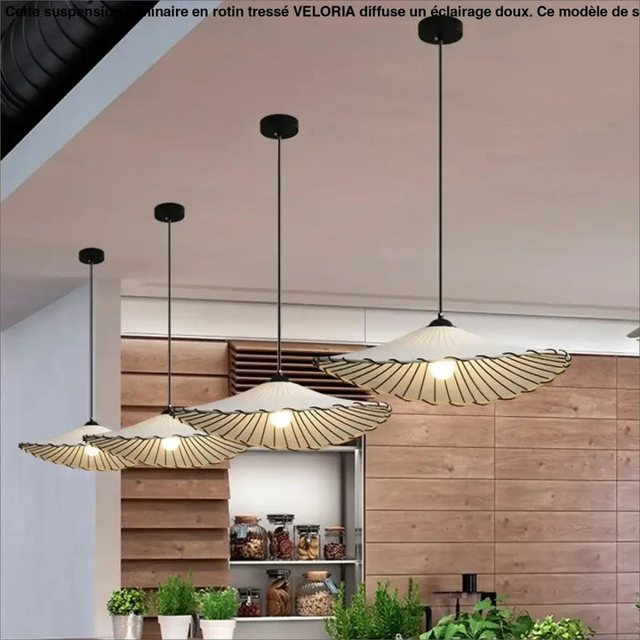 Trois suspensions luminaires irmah crème avec design éventail et armature en métal noir suspendues au plafond
