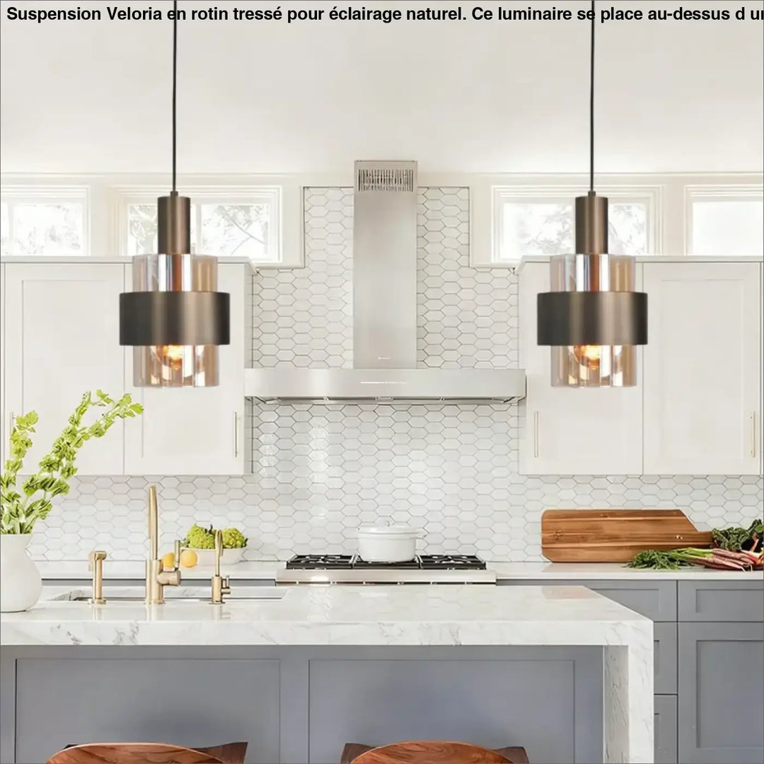 Suspension luminaire en rotin tressé naturel veloria au-dessus d’une table avec abat-jours en verre fumé et bronze brossé