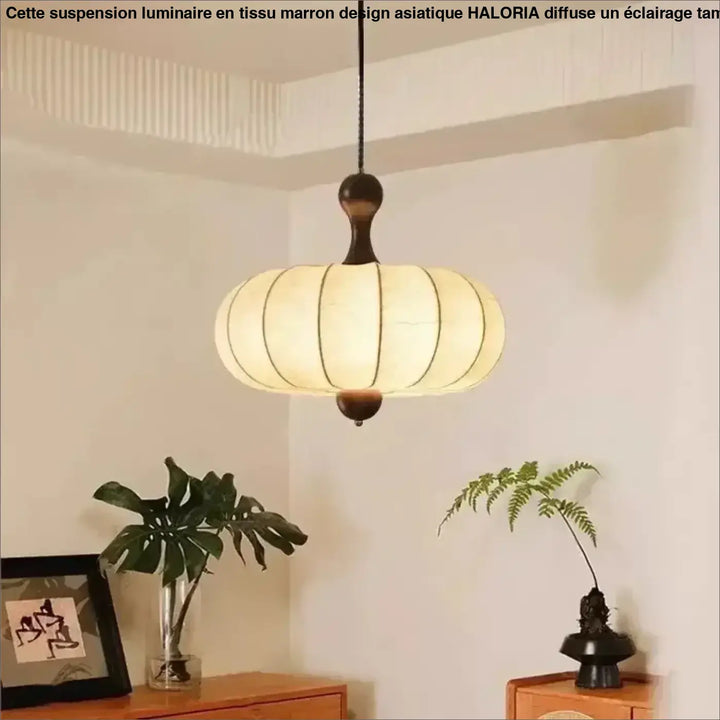 Suspension en tissu plissé beige et bois design japonais

