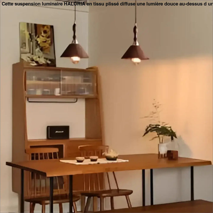 Suspension luminaire juliana avec bois naturel chaud et design minimaliste au-dessus d’une table de salle à manger