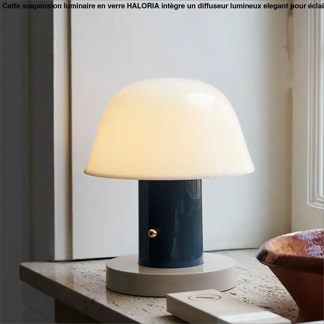 Lampe de table nacra avec un design champignon élégant en verre translucide blanc cassé et base bleu marine mat pour décoration intérieure