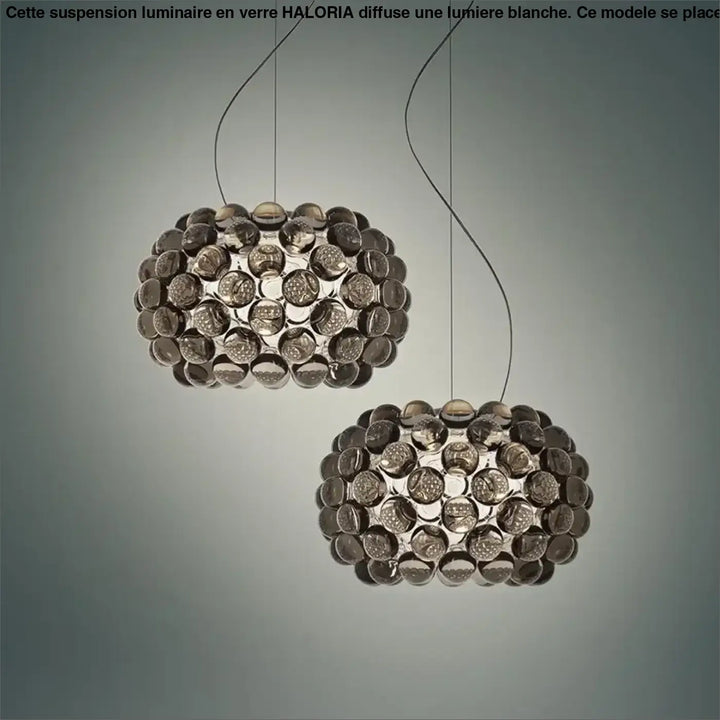 Suspension luminaire en verre avec lumiere blanche composée de globes translucides au-dessus d’une table