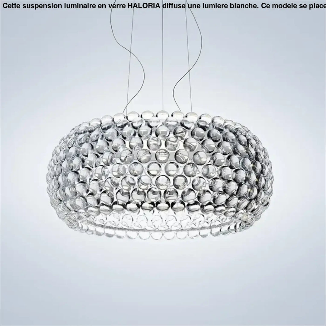 Suspension luminaire en verre clair avec bulle sphérique et lumiere blanche idéale au-dessus d’une table haloria