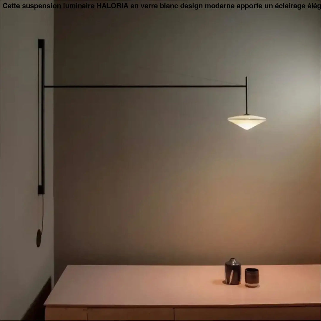 Lampe murale noire minimaliste avec bras angulaire et abat-jour triangulaire en verre blanc design moderne haloria