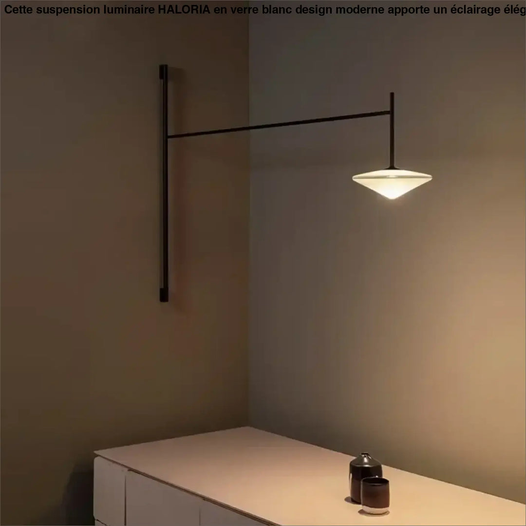 Suspension luminaire en verre blanc design moderne avec un sconce mural noir minimaliste et abat-jour en verre blanc diffusant une lumière chaude
