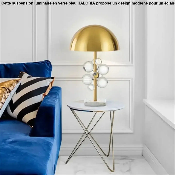 Lampe de table opaly avec dôme doré, accents en verre bulles clair et base en marbre pour décoration intérieure contemporaine