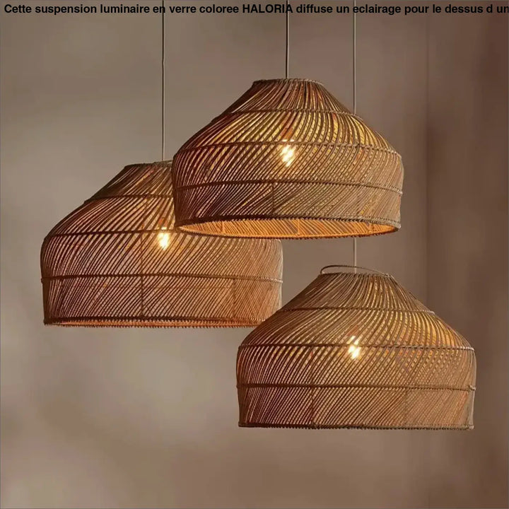 Suspension luminaire arona avec trois luminaires en rotin tressé ton chaud style bohème naturel suspendus au plafond